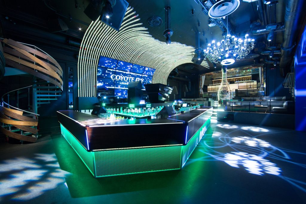 Naktsklubs “Coyote Fly” background image